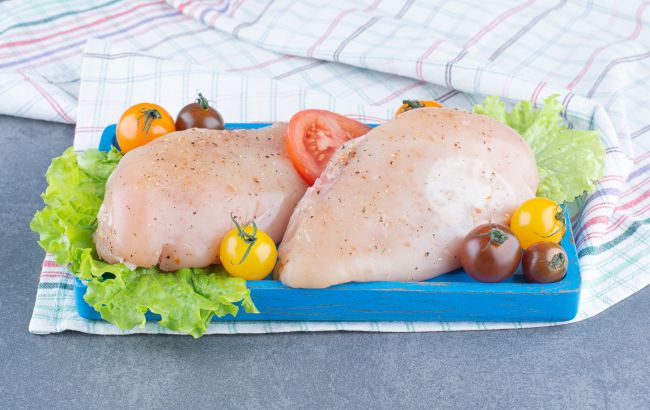 Що вказує на погану якість курячого філе: названо одну ознаку