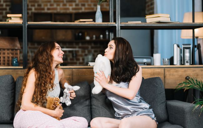 Психолог розповіла, як зрозуміти, що подруга вам заздрить: список явних ознак