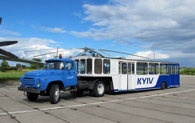 Почему в аэропортах СССР людей к трапу самолета возили грузовые автомобили с прицепом