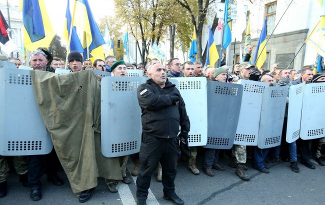 Число участников митинга под Радой выросло до тысячи