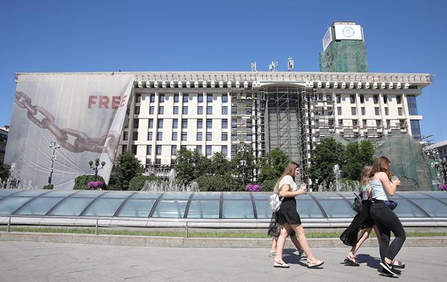 В Киеве сняли баннер с фасада Дома профсоюзов