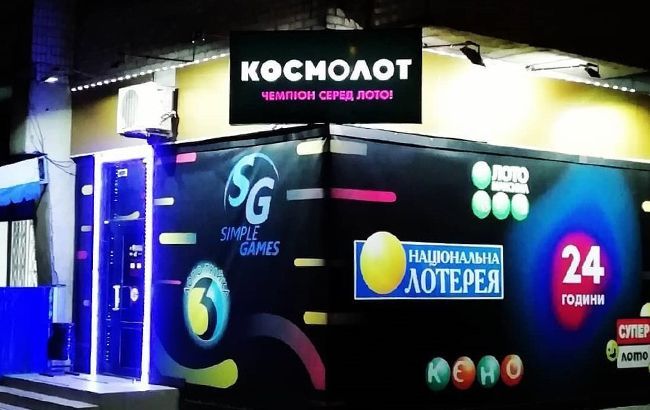 Перевернули столи і побили відвідувача: у Києві розгромили лотерею (фото)