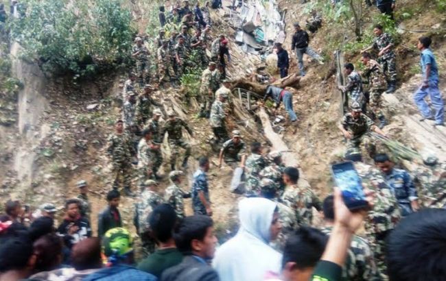 В Непале автобус сорвался с горной дороги, десятки погибших