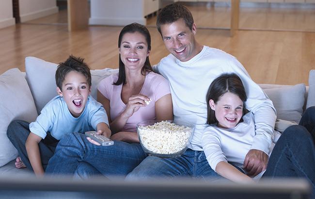 Что посмотреть: топ-3 лучших семейных сериала на зимние каникулы