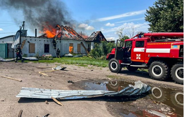 РФ атакувала прифронтове селище Харківської області: були пожежі, зруйновано будівлю