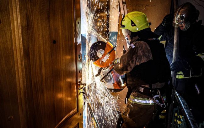 Россияне ударили дроном по многоэтажке в Харькове: начался пожар, есть постражавшие