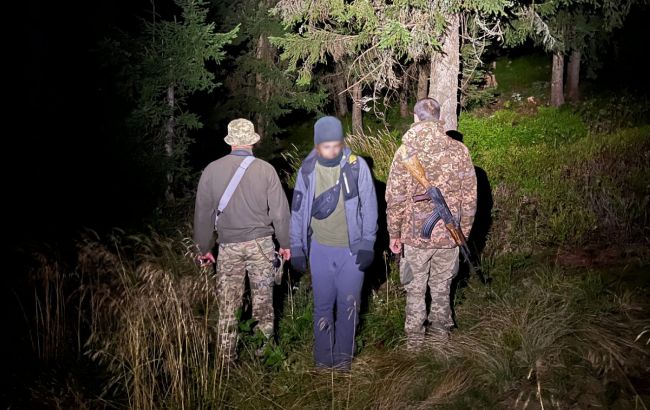 Хотів втекти в Румунію. На Закарпатті прикордонники врятували чоловіка в горах