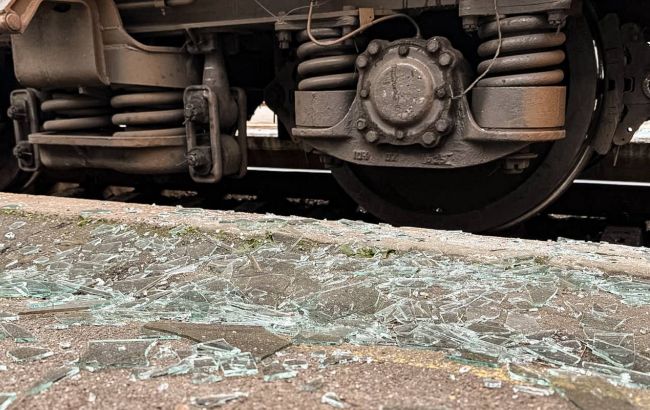 РФ завдала нового удару по Сумах, пошкоджено вокзал і вагони (фото)