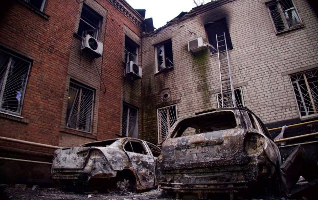 Пожежі, пошкоджена будівля медіа та постраждалі: наслідки нічної атаки РФ по Дніпру