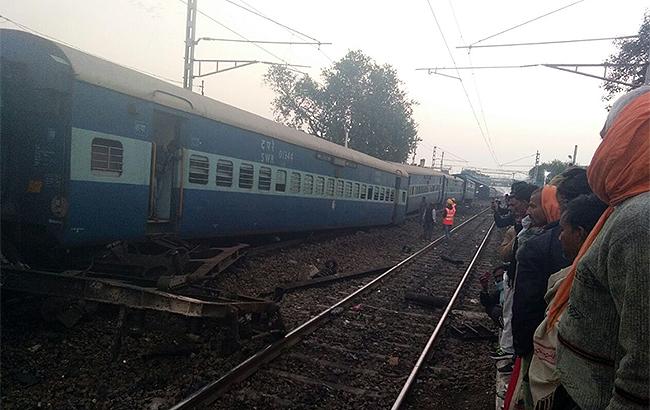 В Индии 13 вагонов поезда сошли с рельсов, есть погибшие