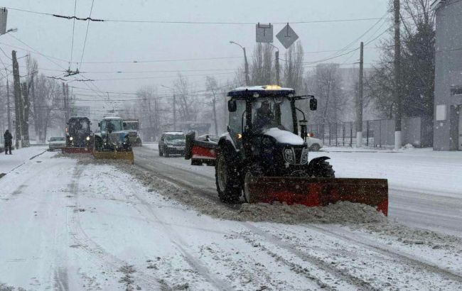 Львів та Харків накрив снігопад: влада закликала водіїв не користуватись авто