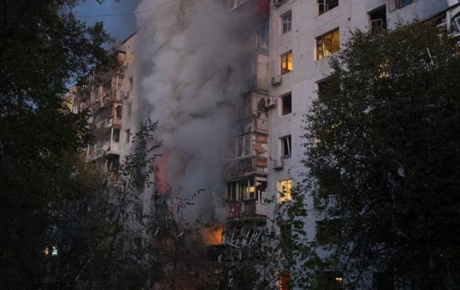 Россияне нанесли еще два удара по Запорожью: пылает высотка, есть раненые