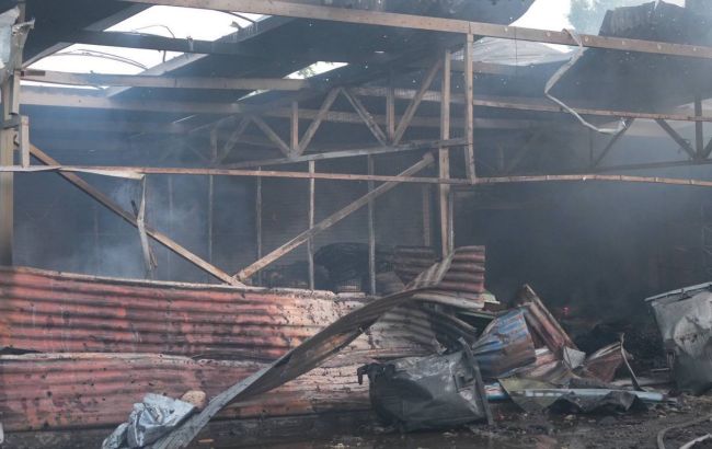 Пошкоджені приміщення та зруйнована будівля: фото наслідків атаки РФ по Запоріжжю