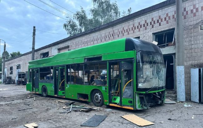 РФ обстріляла тролейбусне депо в Харкові: пошкоджено транспорт, будинки, є постраждалі