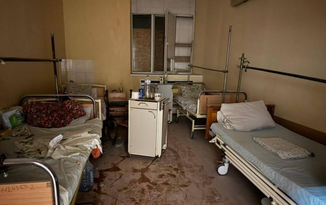 Росіяни обстріляли лікарню в Херсоні: постраждали 8 людей, серед них медсестри