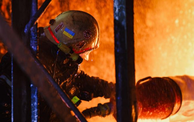 Нічні удари по Харкову та області: горіли будівлі, є постраждалі (фото)