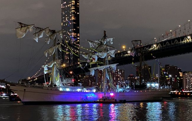 Судно Мексики врезалось в Бруклинский мост в Нью-Йорке: есть пострадавшие