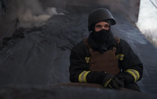 У ДСНС показали фото наслідків атаки РФ по Києву: ліквідація пожеж продовжується