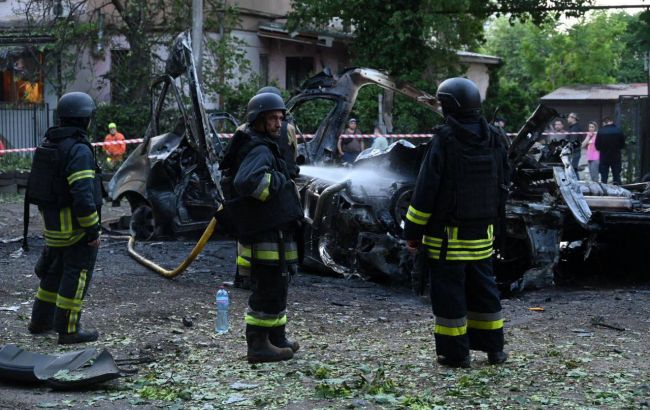 В Одесі пошкоджено будинки та згоріли авто: з'явились фото наслідків атаки РФ