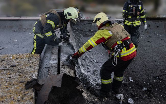 Россияне ударили дроном по многоэтажке в Сумах, есть пострадавшая (фото, видео)
