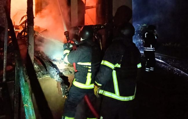 Нічний обстріл Бучі: горіла будівля санаторія, постраждав чоловік (фото)