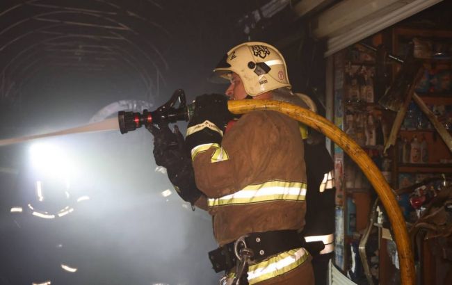 Вночі на ринку в Чернігові спалахнула пожежа: горіли кіоски (фото)