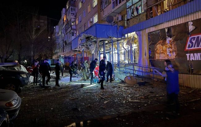 РФ вдарила по житловому кварталу Запоріжжя: пошкоджено будинки, АТБ і є постраждалі