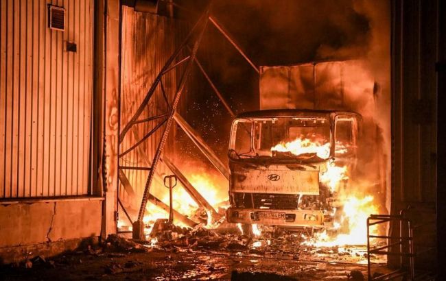 Нічна атака РФ на Одесу: палав склад, пошкоджено вантажний автомобіль (фото)
