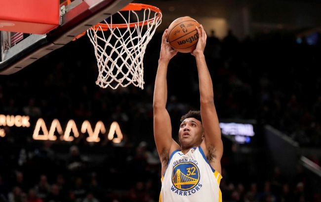 Центровий "Голден Стейта" у розбірці новачків виконав яскравий слемданк: момент дня в НБА