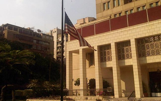 В Каире мужчина бросил взрывное устройство в посольство США