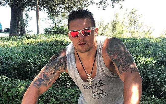 Машет руками не только на ринге: Усик станцевал за рулем внедорожника (видео)