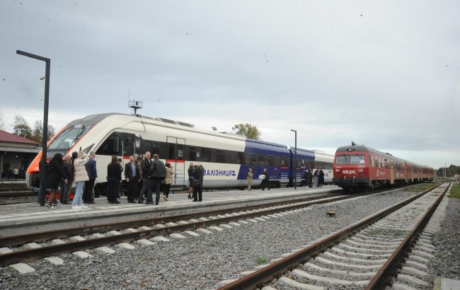 Немає розеток та проблеми з туалетом. Які враження пасажирів від нового поїзда до Варшави