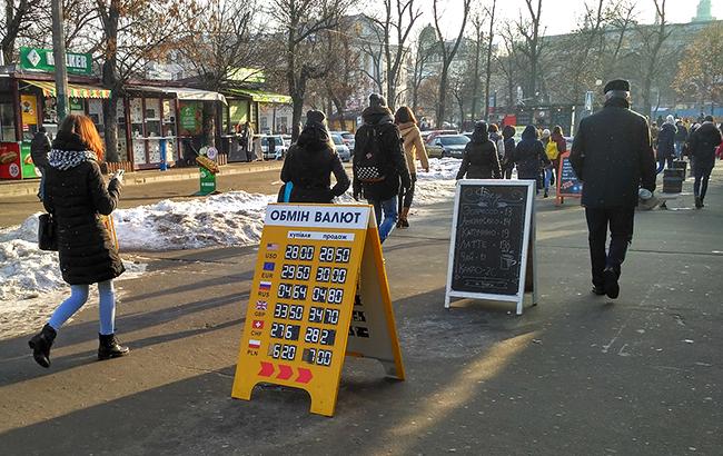 Готівковий курс долара у продажу знизився до 28,19 гривень