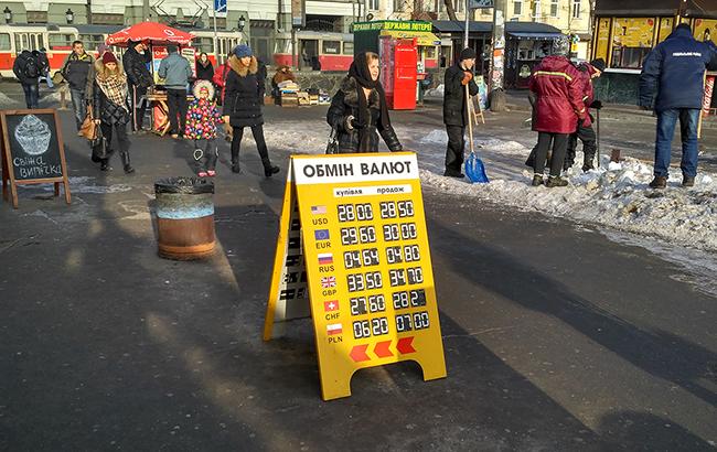 Готівковий курс долара у продажу знизився до 28,27 гривень