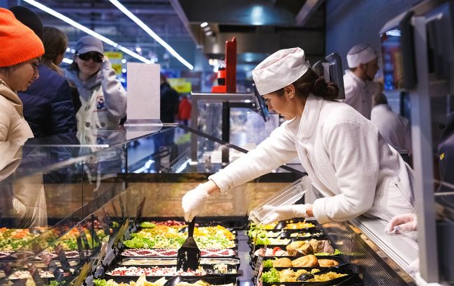 Названо найгірший салат, який продають у всіх кулінаріях: не купуйте на свято