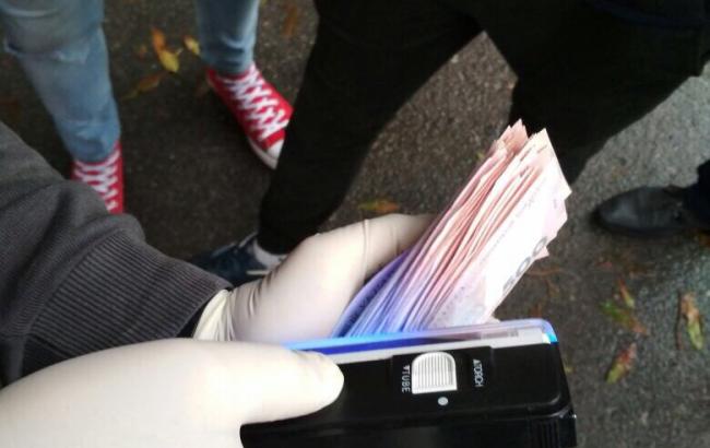 В Винницкой области задержали полицейских на 50 тыс. гривен взятки