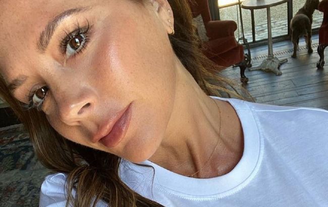 Так шикарна: 46-летняя Виктория Бекхэм в роскошном платье восхитила неувядающей красотой