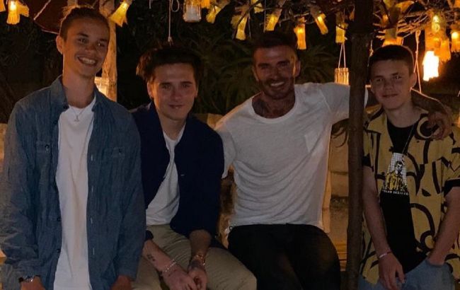 Настоящие красавцы: Виктория Бекхэм покорила сеть новым фото взрослых сыновей