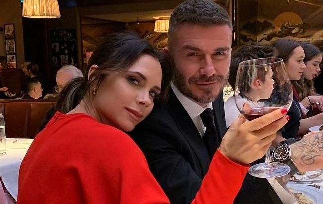 Сама элегантность: 44-летняя Виктория Бекхэм восхитила образом в алых тонах