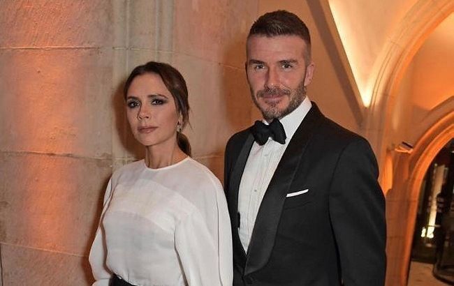 Белая королева: Виктория Бекхэм вышла в свет в стильном наряде и в окружении любимых мужчин