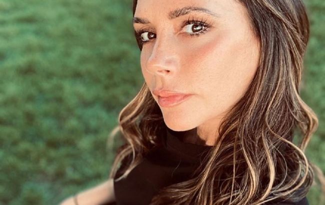 Пара старых кроссовок и джинсы: Виктория Бекхэм честно призналась, в чем ходит дома