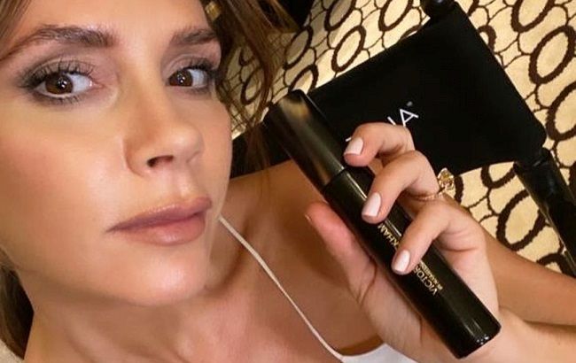 Вечерний образ за 20 минут: Виктория Бекхэм учит создавать праздничный макияж