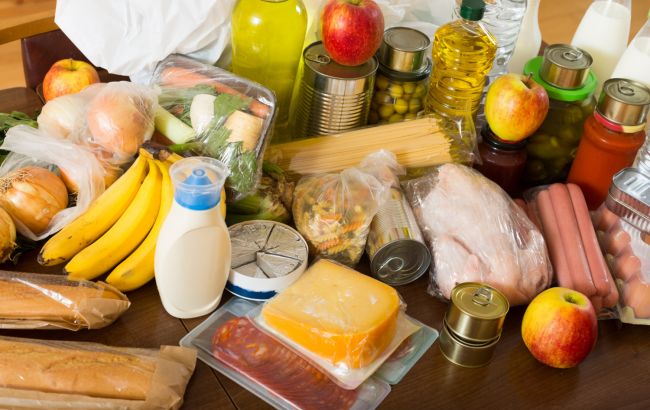 Продуктові набори роздають не тільки переселенцям. Де і як отримати допомогу