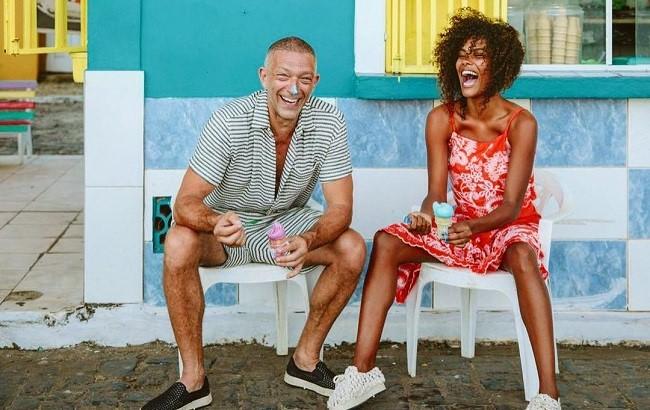 Беременная Тина Кунаки показала округлившийся животик на пляже