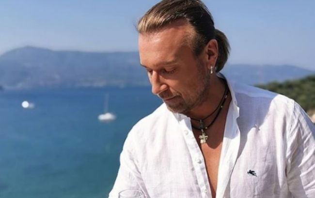 Как можно быть таким прекрасным? Винник на острове с бокалом очаровал поклонниц (фото)