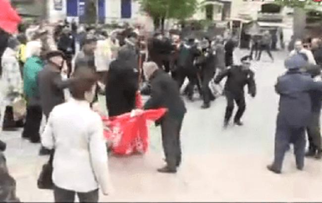 В Виннице на митинге 1 мая произошла драка из-за красных флагов