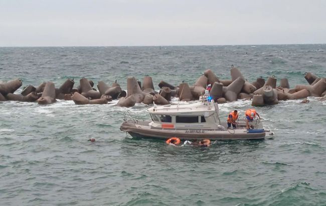 В Севастополе затонуло судно, трех пассажиров эвакуировали спасатели