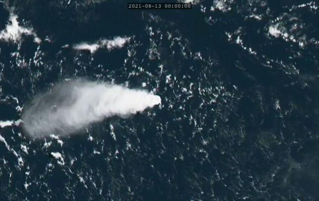 В Японии подводный вулкан создал новый остров после извержения