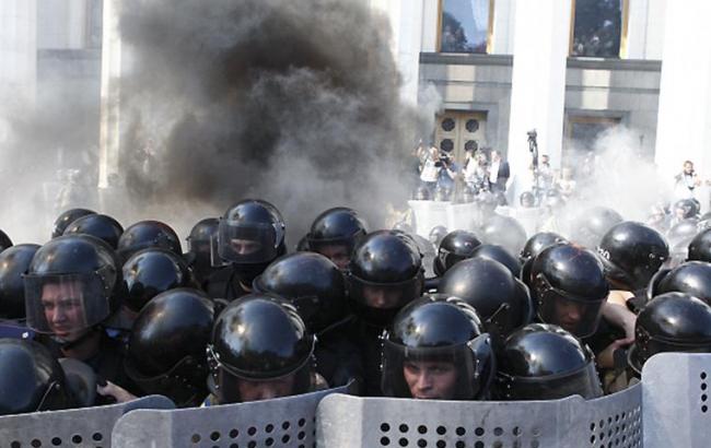 Драка под Радой: сотрудники двух телеканалов получили ранения