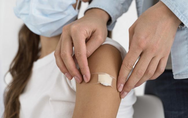 Виявляється, ми клеїмо пластир неправильно: хитрий лайфхак, який змінить ваше життя